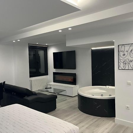 Black And White Suite "La Marinera" Castro Urdiales Dış mekan fotoğraf