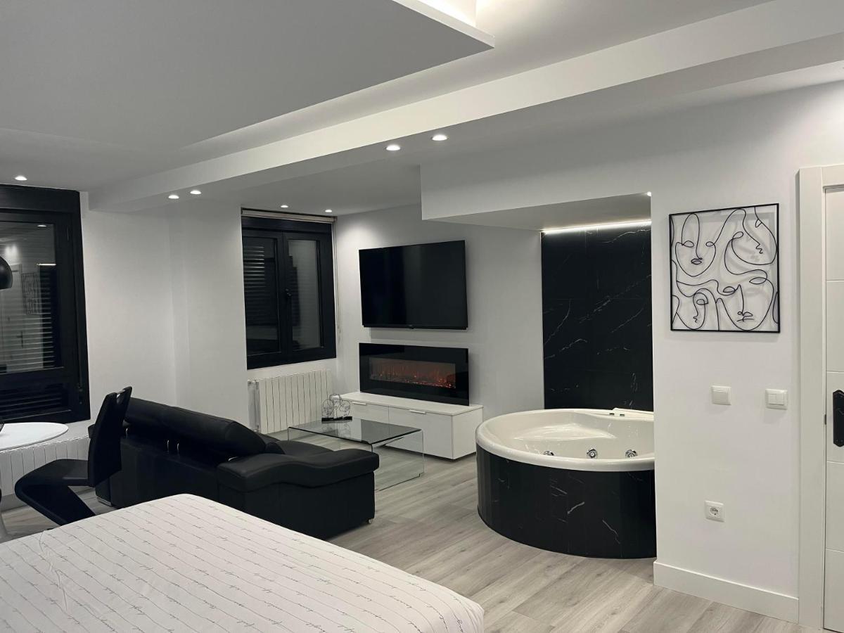 Black And White Suite "La Marinera" Castro Urdiales Dış mekan fotoğraf